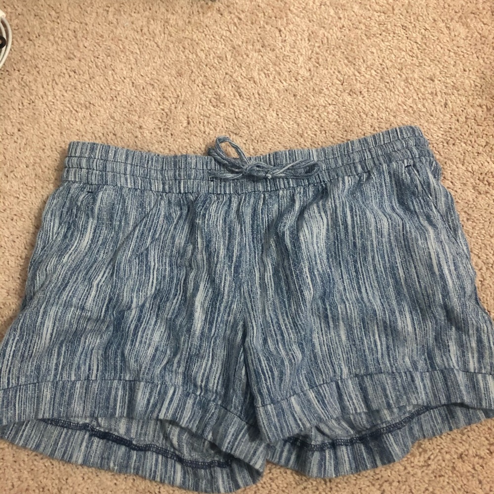 Mixed denim blue shorts. Stretchy waist